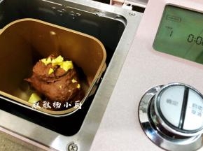 揉至初步扩展，这时候可以加黄油了，接着继续启动揉面功能，开始揉面