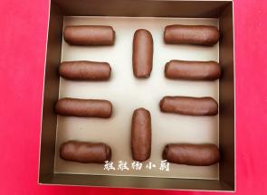 捏好收口处朝下，摆放在烤盘上