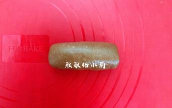 从上向下卷，收口处要捏紧