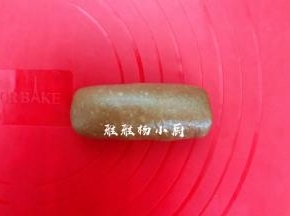 从上向下卷，收口处要捏紧