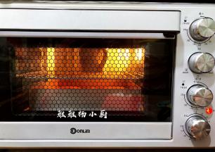 放进烤箱内发酵至1.5倍大，手指粘面粉在面团上轻摁表面可缓慢回弹就可以了，把发酵好的面包胚拿出来