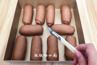 发酵好的面胚拿出来，用刀片割出花纹，(花纹可按个人的喜好来)