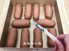 发酵好的面胚拿出来，用刀片割出花纹，(花纹可按个人的喜好来)