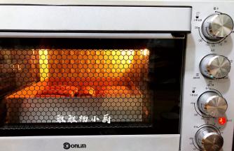 发酵好的面胚送进预热好的烤箱，上下火165度，烘烤18分钟（每家烤箱温度不同，请按自家烤箱脾气调整时间与温度），为了不让顶部上色要及时盖锡纸，出炉后立刻取出放晾晒网上，还有余温时密封保存