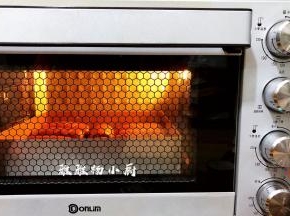 发酵好的面胚送进预热好的烤箱，上下火165度，烘烤18分钟（每家烤箱温度不同，请按自家烤箱脾气调整时间与温度），为了不让顶部上色要及时盖锡纸，出炉后立刻取出放晾晒网上，还有余温时密封保存