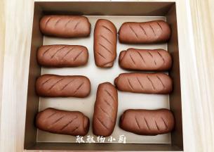 全部割好之后，用喷壶喷上薄薄的一层水，给面包表面保湿