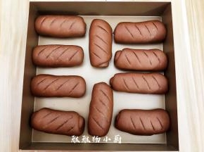 全部割好之后，用喷壶喷上薄薄的一层水，给面包表面保湿