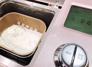 把所有材料都先称好，然后除了黄油和巧克力豆之外，将所有的材料都投进面包机启动和面功能和面功能是10分钟，揉完一个程序就能达到初步扩展。