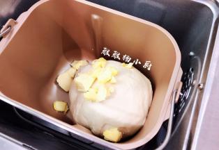 揉至初步扩展，这时候可以加黄油了，接着继续启动揉面功能，开始揉面