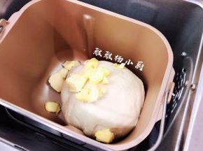 揉至初步扩展，这时候可以加黄油了，接着继续启动揉面功能，开始揉面