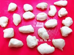 然后看一下状，揉成光滑的面团，揉至完成扩展，可拉出薄而有韧性的手套膜，把面团分成20等份，滚圆后盖保鲜膜松弛20分钟