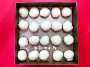 取一个小面团，把小面团擀成椭圆形，借助刮板把面团翻面