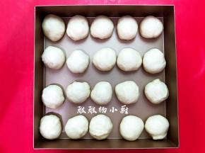 取一个小面团，把小面团擀成椭圆形，借助刮板把面团翻面