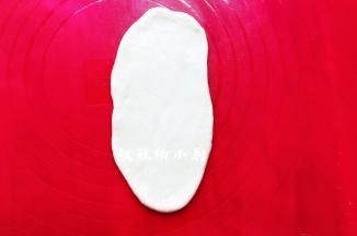 从上向下卷，收口处要捏紧