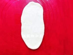 从上向下卷，收口处要捏紧