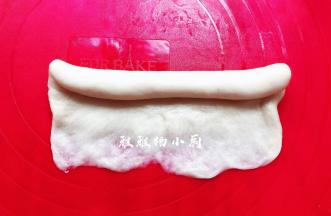捏好收口处朝下，摆放在烤盘上