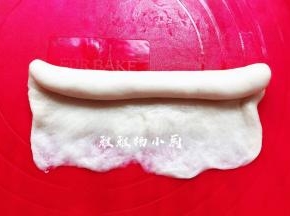 捏好收口处朝下，摆放在烤盘上