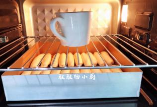 放进烤箱内发酵至1.5倍大，手指粘面粉在面团上轻摁表面可缓慢回弹就可以了