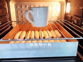 放进烤箱内发酵至1.5倍大，手指粘面粉在面团上轻摁表面可缓慢回弹就可以了