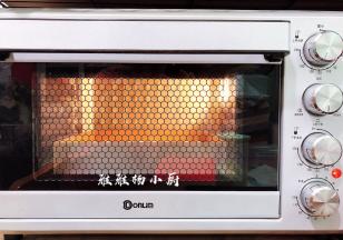 发酵好的面胚送进预热好的烤箱，上火160度，下火170度，烘烤18分钟（每家烤箱温度不同，请按自家烤箱脾气调整时间与温度），为了不让顶部上色要及时盖锡纸，出炉后立刻取出放晾晒网上，还有余温时密封保存