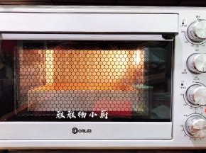 发酵好的面胚送进预热好的烤箱，上火160度，下火170度，烘烤18分钟（每家烤箱温度不同，请按自家烤箱脾气调整时间与温度），为了不让顶部上色要及时盖锡纸，出炉后立刻取出放晾晒网上，还有余温时密封保存