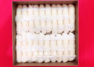 把发酵好的面胚拿出来，把剪好的烘焙油纸条轻轻的摆在面胚上，然后筛上适量的椰蓉在面胚上，筛好后把纸条拿开，这样造型就出来了