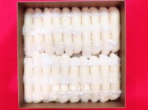 把发酵好的面胚拿出来，把剪好的烘焙油纸条轻轻的摆在面胚上，然后筛上适量的椰蓉在面胚上，筛好后把纸条拿开，这样造型就出来了