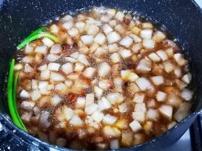 然后加入叉烧丁，勾芡的粉开好后，慢慢少量加入到锅里，要边搅拌边加入