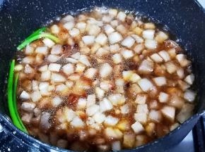 然后加入叉烧丁，勾芡的粉开好后，慢慢少量加入到锅里，要边搅拌边加入