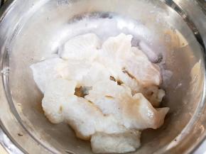 龙利鱼柳切块，放入盐、胡椒粉拌匀腌制片刻