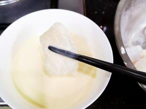 鱼块放入粉浆两面都挂上面糊