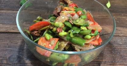 发酵面团的时间来备好馅料，把剩菜放入大点的容器中