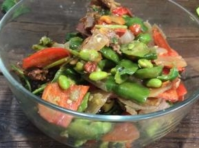 发酵面团的时间来备好馅料，把剩菜放入大点的容器中