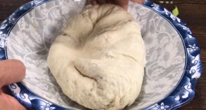 再揉成光滑面团（醒发一会后更容易揉出光滑面团）