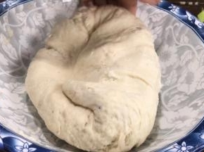 再揉成光滑面团（醒发一会后更容易揉出光滑面团）