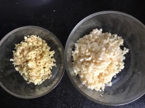 备好蒜末和姜末