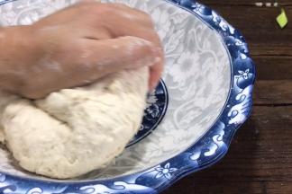 再用手揉成面团