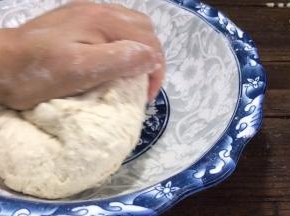 再用手揉成面团