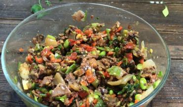 用剪刀剪成碎末，或者放砧板上用刀切