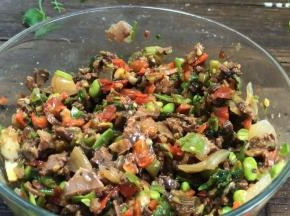 用剪刀剪成碎末，或者放砧板上用刀切