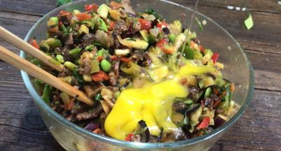 加入鸡蛋，搅拌均匀