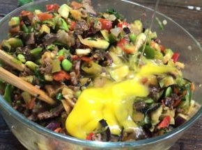 加入鸡蛋，搅拌均匀