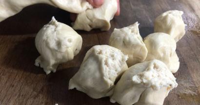 搓成长条，揪成大小均匀的小剂子