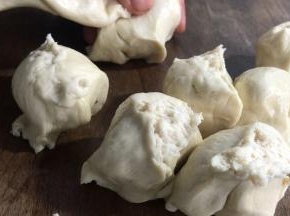 搓成长条，揪成大小均匀的小剂子