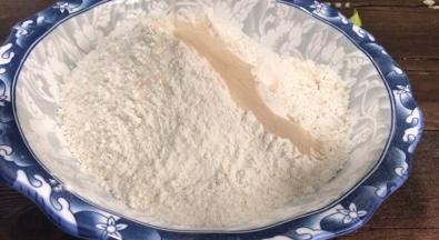 面粉中加入酵母，拌匀