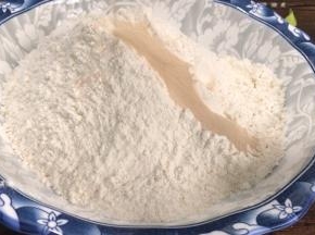 面粉中加入酵母，拌匀