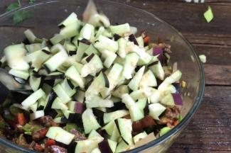 加入茄子丁，拌匀