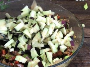 加入茄子丁，拌匀