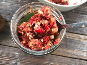 装入可密封的容器中，放冰箱冷藏保存