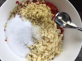 加入盐、白糖和白酒